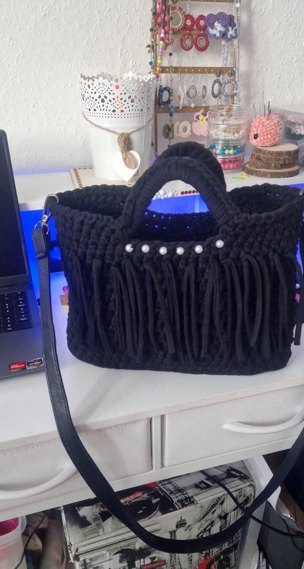 Eleganza Noir – Handgefertigte Häkeltasche mit Perlendetails     Handmade Crochet Bag with Pearl Details