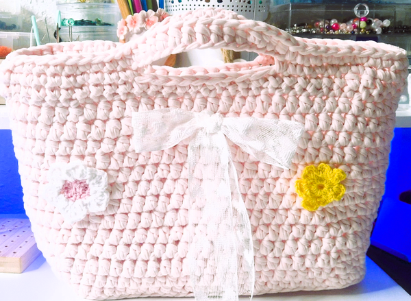 Liana – Handgehäkelte Tasche in zartem Rosa mit Blumen    Liana – Handmade Crochet Bag in Soft Pink with Flowers
