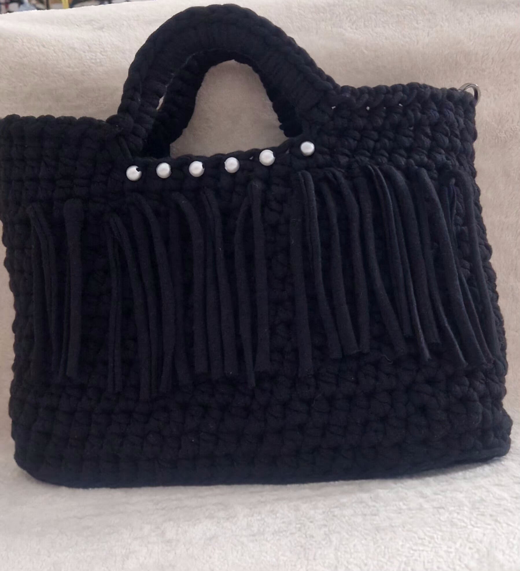 Eleganza Noir – Handgefertigte Häkeltasche mit Perlendetails     Handmade Crochet Bag with Pearl Details