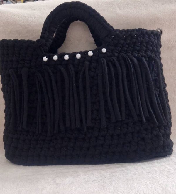 Eleganza Noir – Handgefertigte Häkeltasche mit Perlendetails     Handmade Crochet Bag with Pearl Details