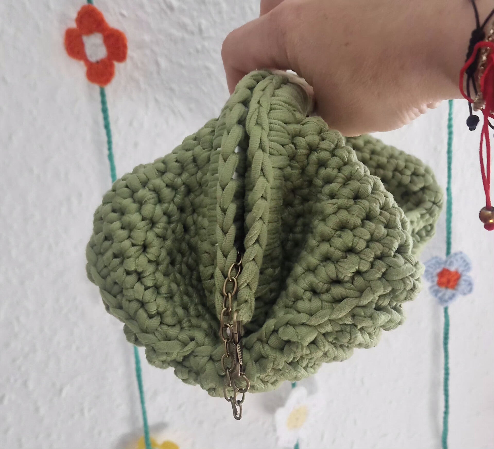 Maya – Handmade Olive Crochet Clutch  Maya – Handgehäkelte Clutch in Oliv