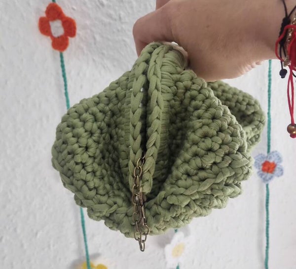Maya – Handmade Olive Crochet Clutch  Maya – Handgehäkelte Clutch in Oliv
