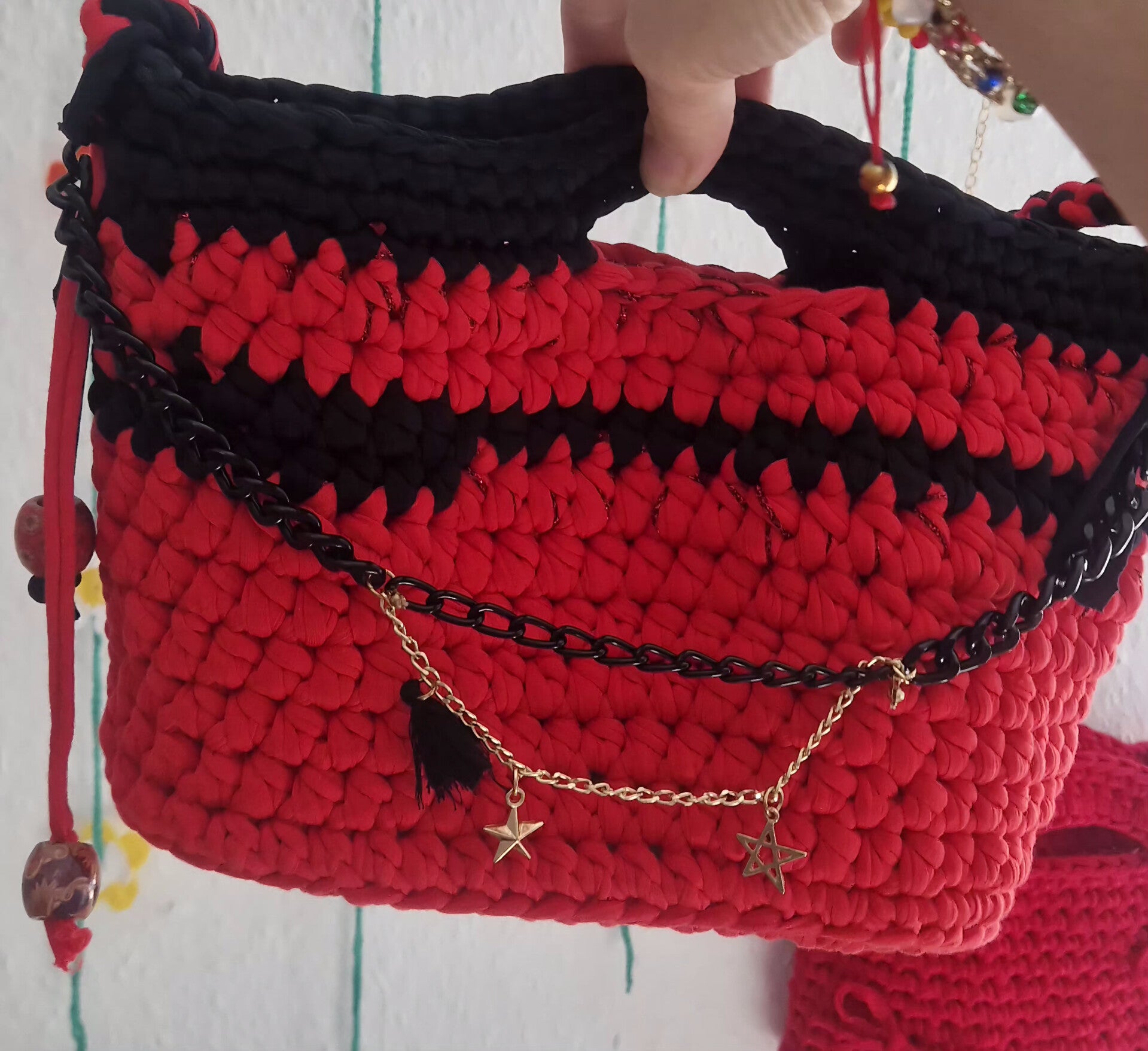 Skarlett – Elegante handgehäkelte Tasche in Rot & Schwarz   Skarlett – Elegant Handmade Crochet Bag in Red & Black