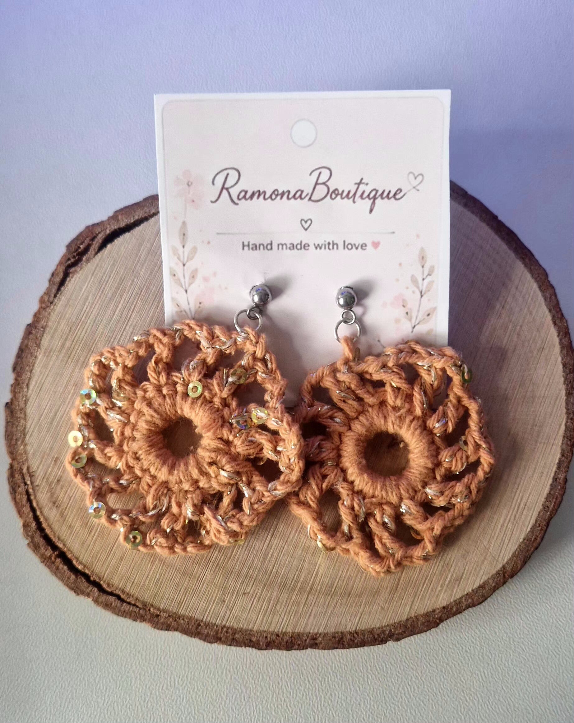 Handgefertigte hellbraune Ohrringe mit Gold  Handmade Light Brown & Gold Earrings