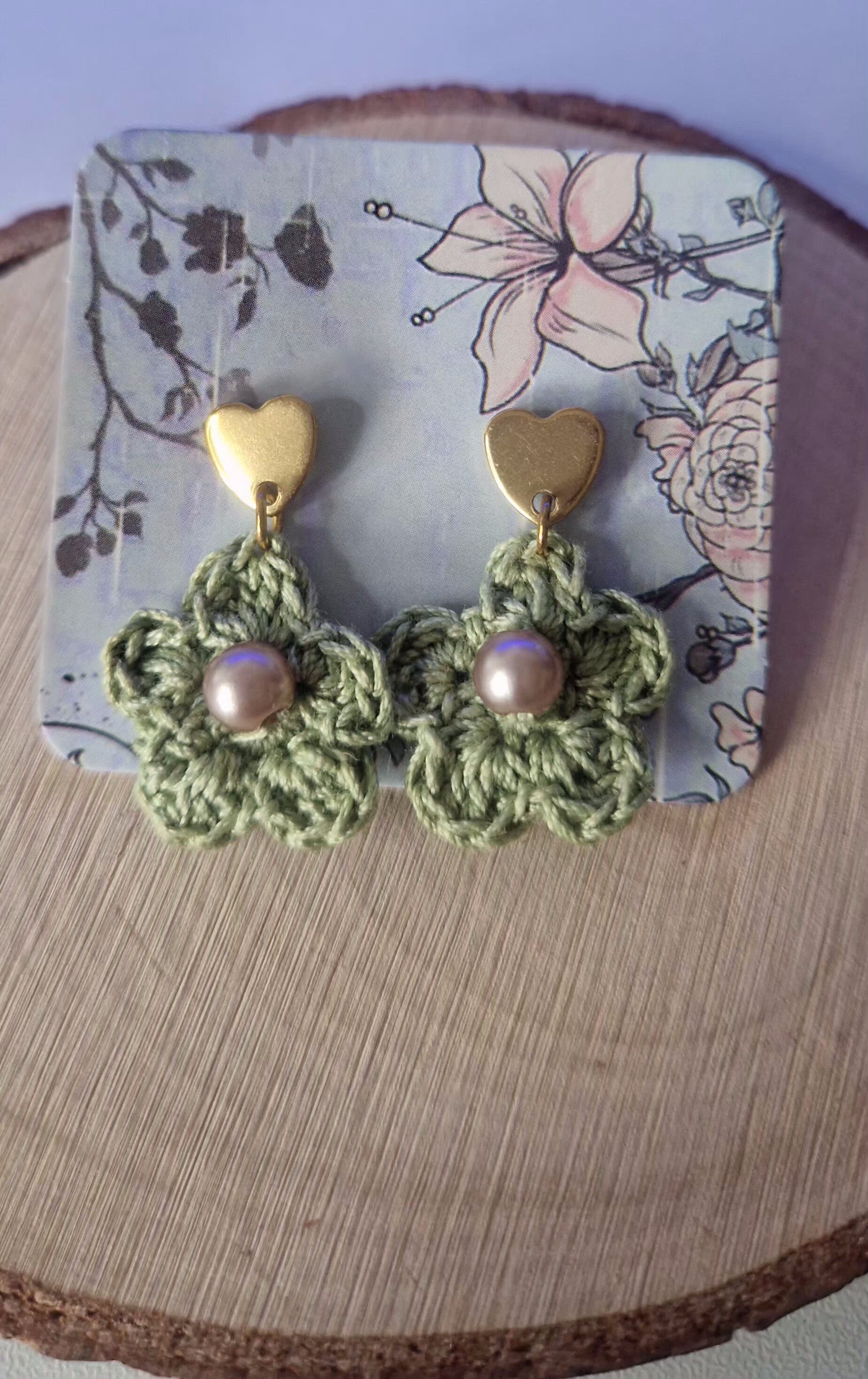 Bella – Handgefertigte Blumenohrringe mit Perle  Handmade Beige Pearl Flower Earrings