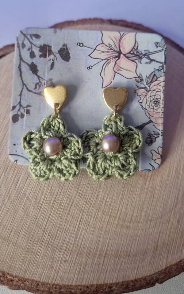 Bella – Handgefertigte Blumenohrringe mit Perle  Handmade Beige Pearl Flower Earrings