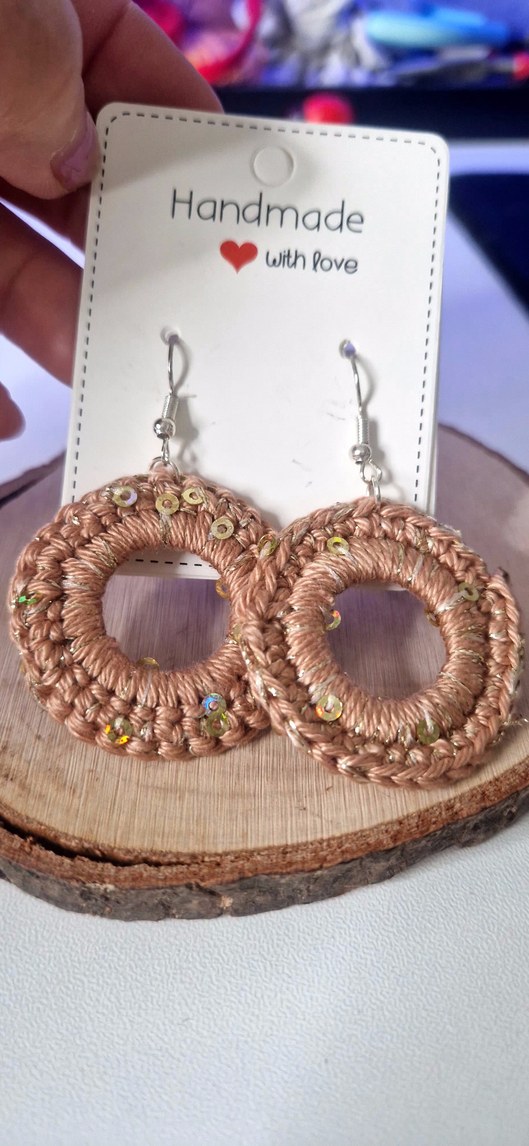 Elara – Handgefertigte beige-goldene Ohrringe  Handmade Beige & Gold Earrings