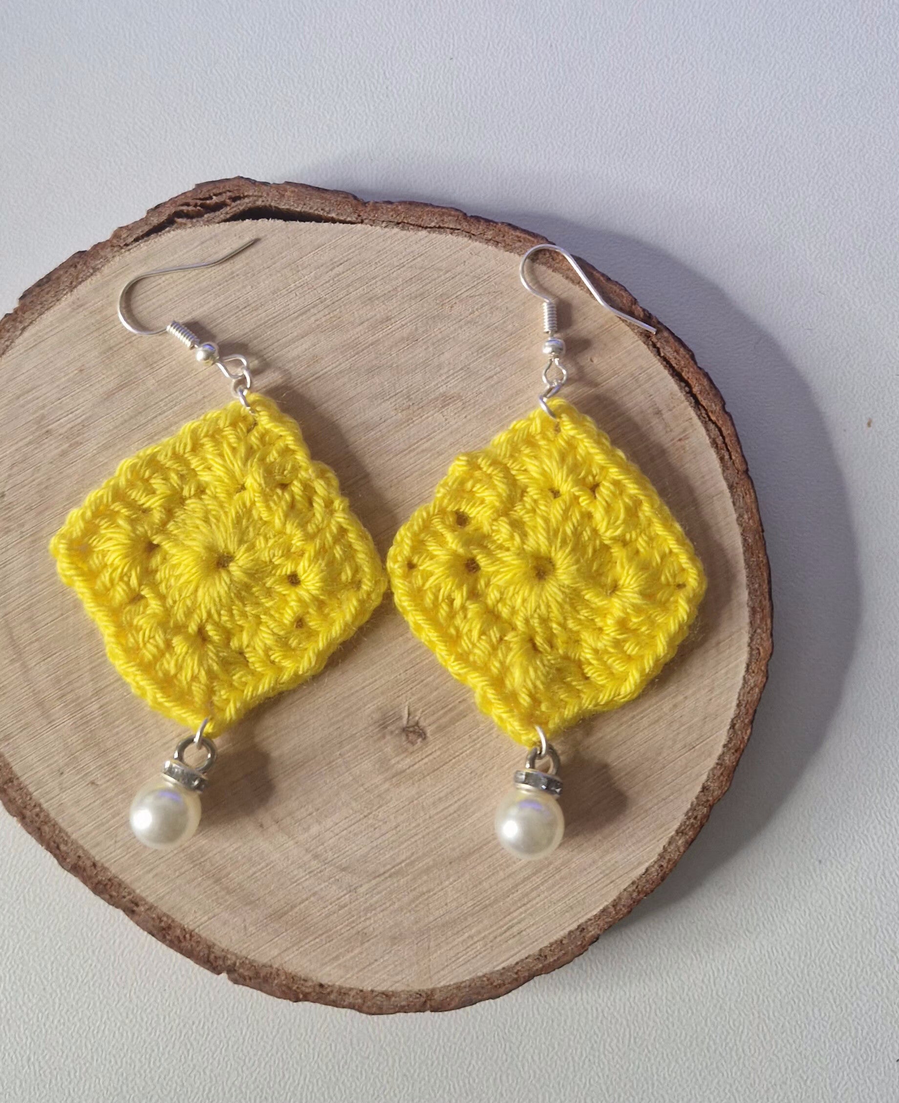 Marigold – Handgefertigte gelbe Perlenohrringe Handmade Yellow Pearl Earrings