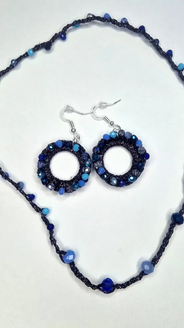 Handgefertigtes Schmuckset „Mitternachtsblau“ – Halskette & Ohrringe mit Glasperlen.   Handmade "Midnight Blue" Jewelry Set – Necklace & Earrings with Glass Beads