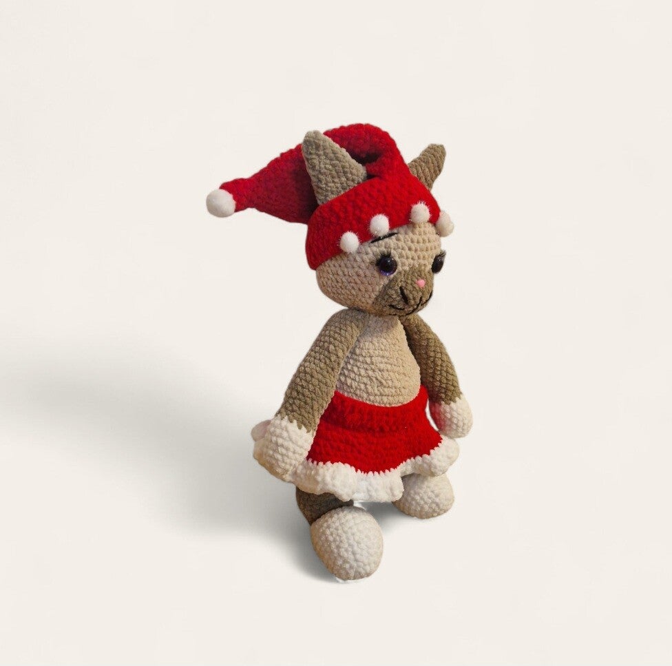 Handmade One-of-a-Kind Crochet Christmas Cat Doll – 75 cm Unique Artisan Plush   Handgefertigte Einzigartige Häkel-Weihnachtskatze – 75 cm Künstlerische Unikat-Puppe