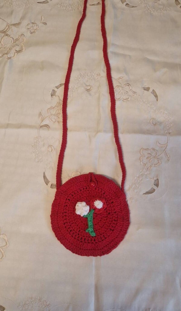 Handmade Red Crochet Round Bag with Floral Details – Unique Spring/Summer Statement Piece    Handgemachte runde Häkel-Tasche in Rot mit Blumen-Details – Einzigartiges Statement-Piece für Frühling & Sommer
