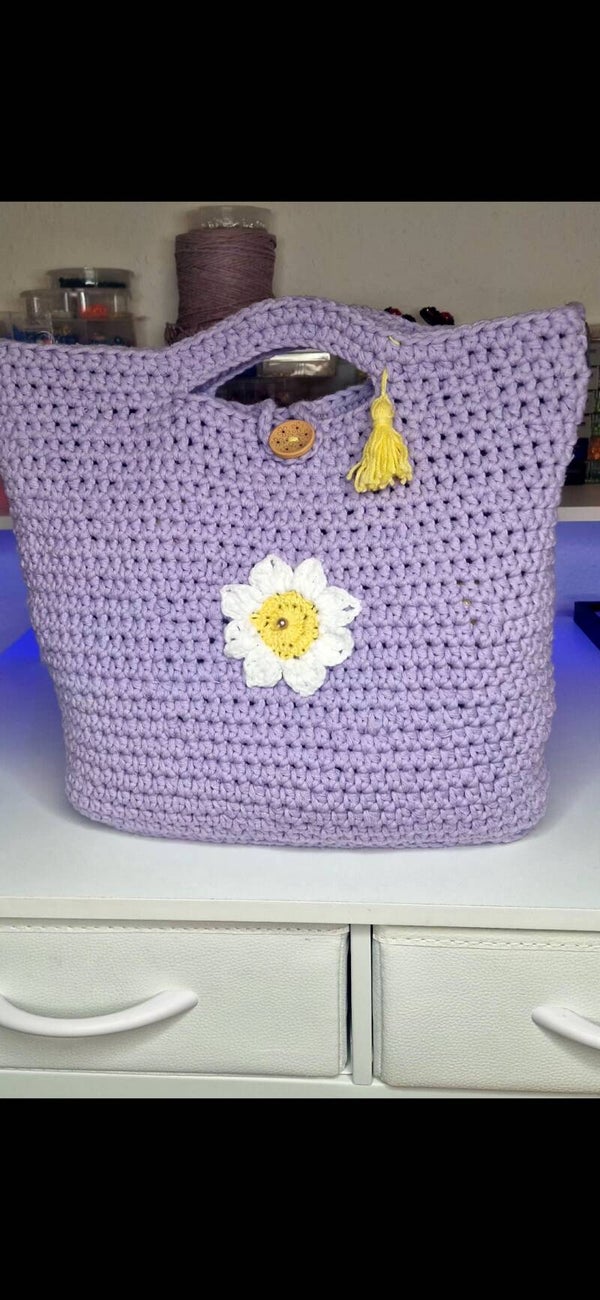 Handgehäkelte Tasche in zartem Flieder mit Gänseblümchen.  Handmade Lilac Crochet Bag with Daisy