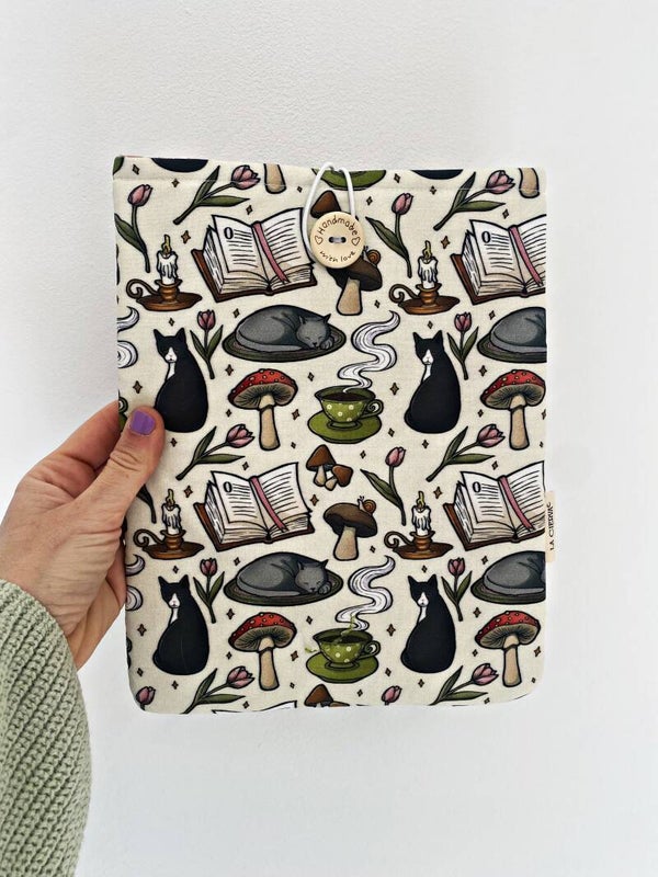 CATS, COFFEE AND BOOKS