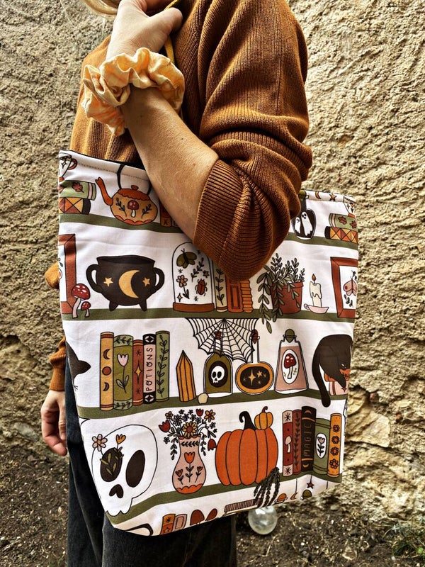 SPOOKY SHELVES TOTEBAG