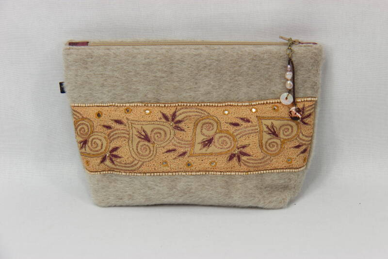 Toilettasje handgemaakt met vintage boord en hangertje in zoetwaterpareltjes