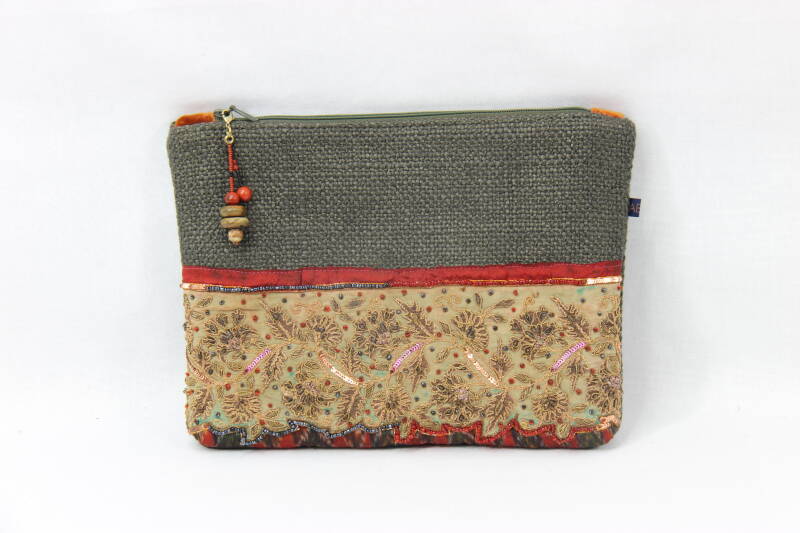 Toilettasje in mooi linnen , vintage boord , bedeltje in natuurlijke steentjes