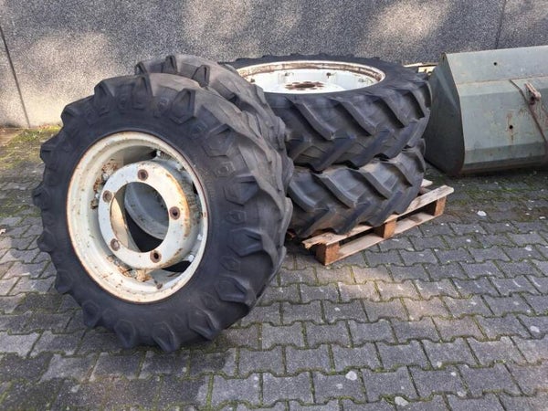 Set Pirelli wielen en banden 13.6/24 en 14.9/38 (ex Ford 6640SLE)