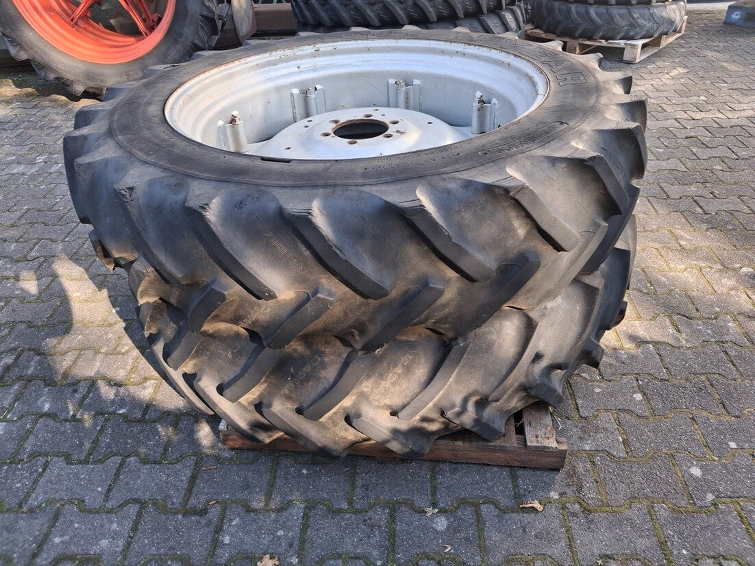 Banden Good Year 13.6-R38 op Velg 6 gats