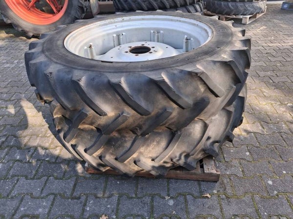 Banden Good Year 13.6-R38 op Velg 6 gats