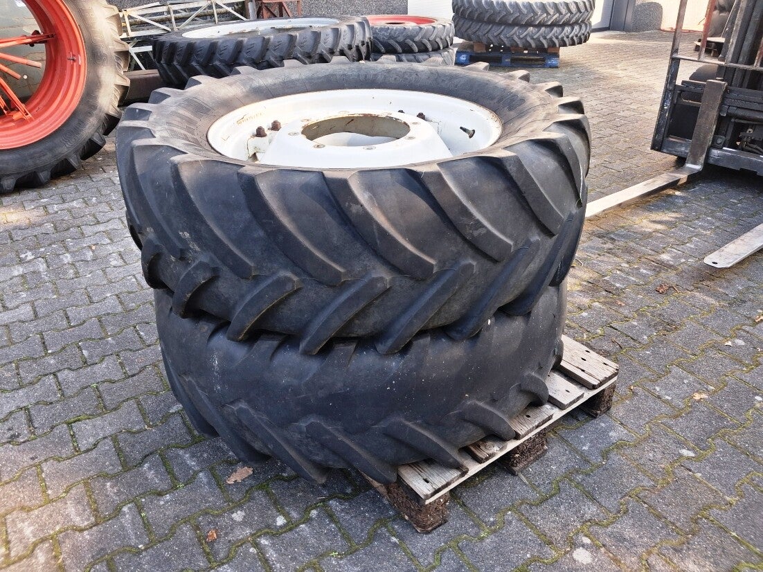 Banden Michelin 420/65-R28 op velg NH