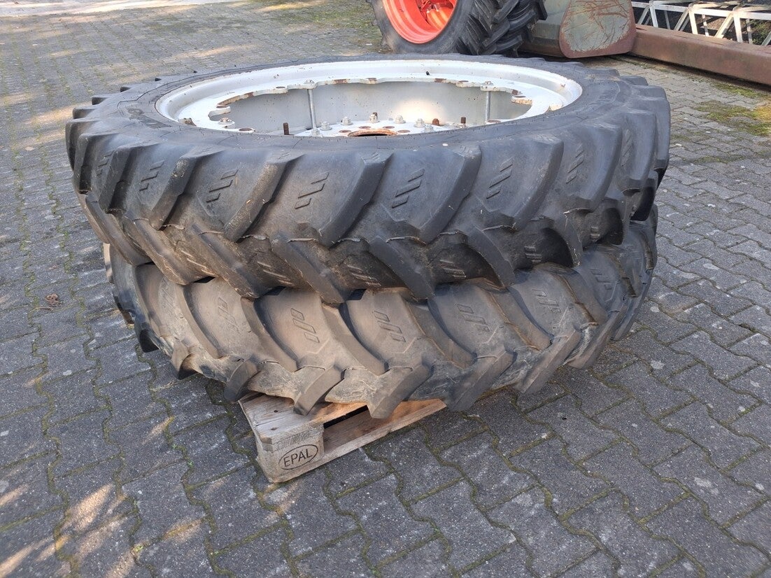 Banden Kleber 300/95-R46 op verstelbare velg