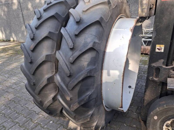 Banden Michelin 12.4/38 op dubbelluchtvelg