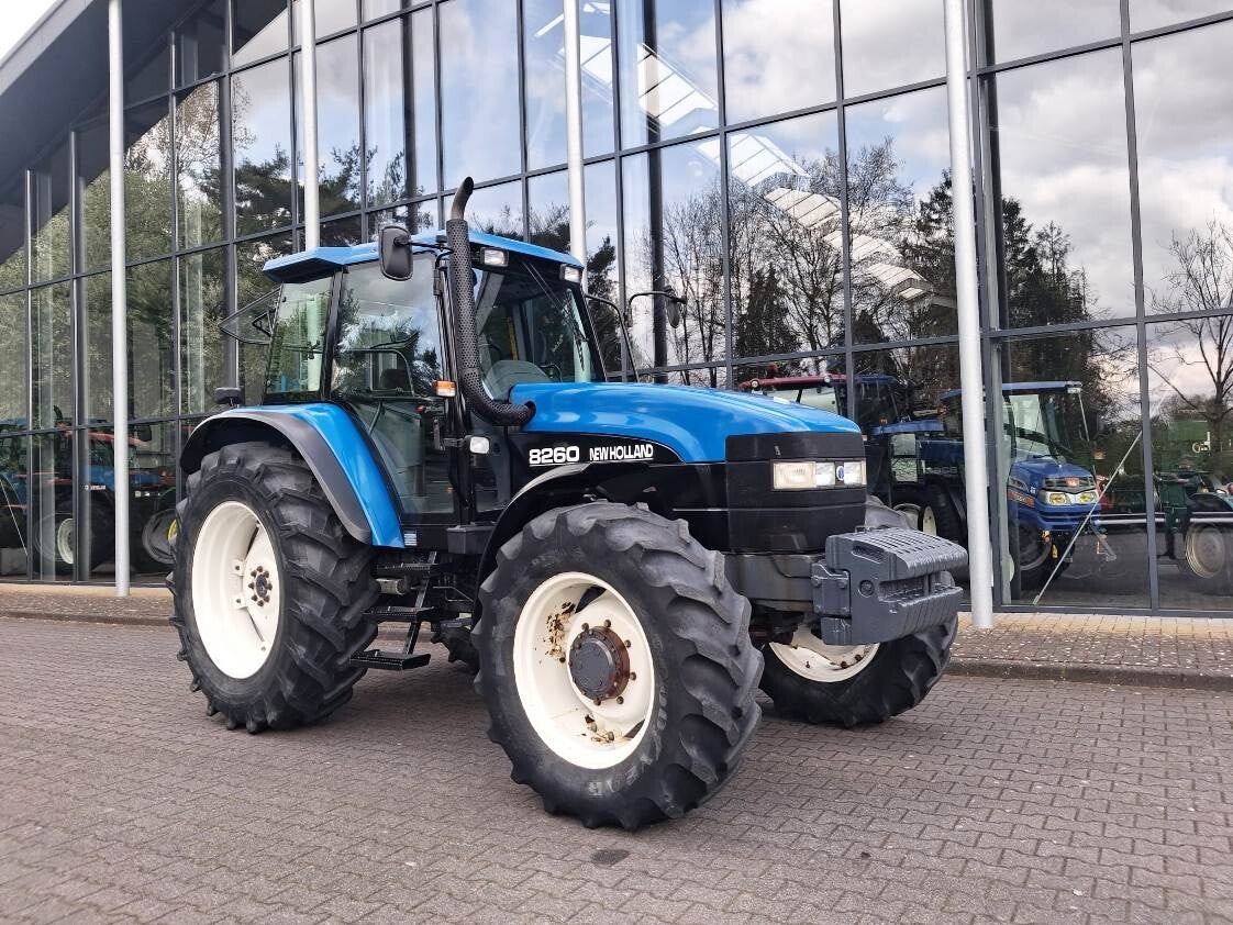 New Holland 8260