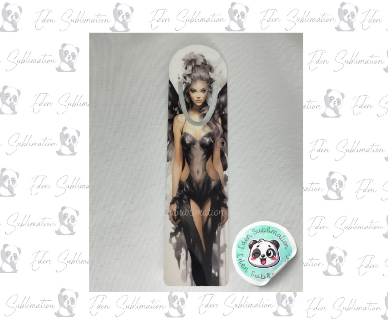 Marque-page en aluminium illustré d’une femme ange dark style fantasy imprimé artisanalement dans les Vosges