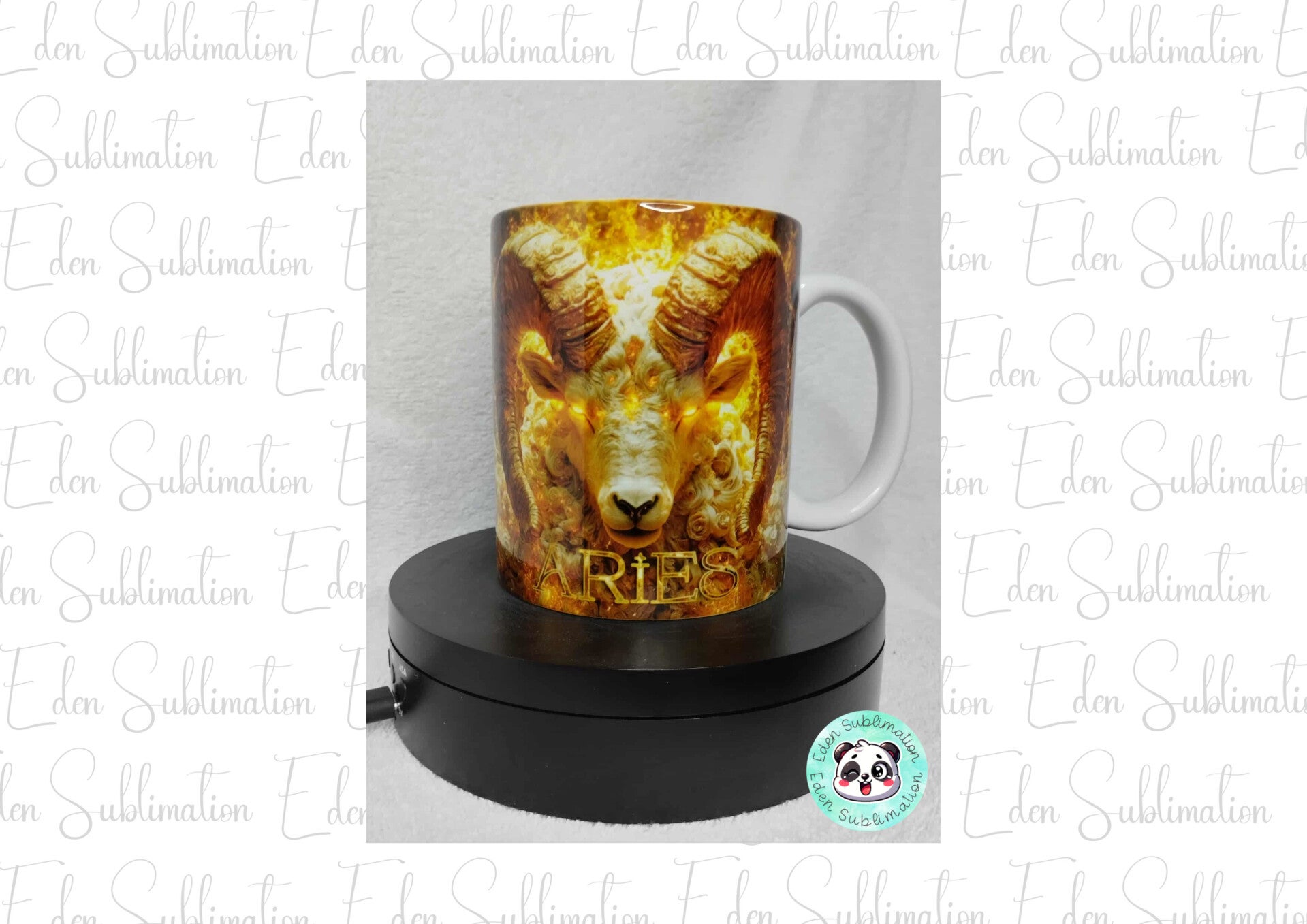 Mug blanc avec illustration d’un bélier enflammé, signe astrologique du Bélier (Aries), design doré et mystique.
