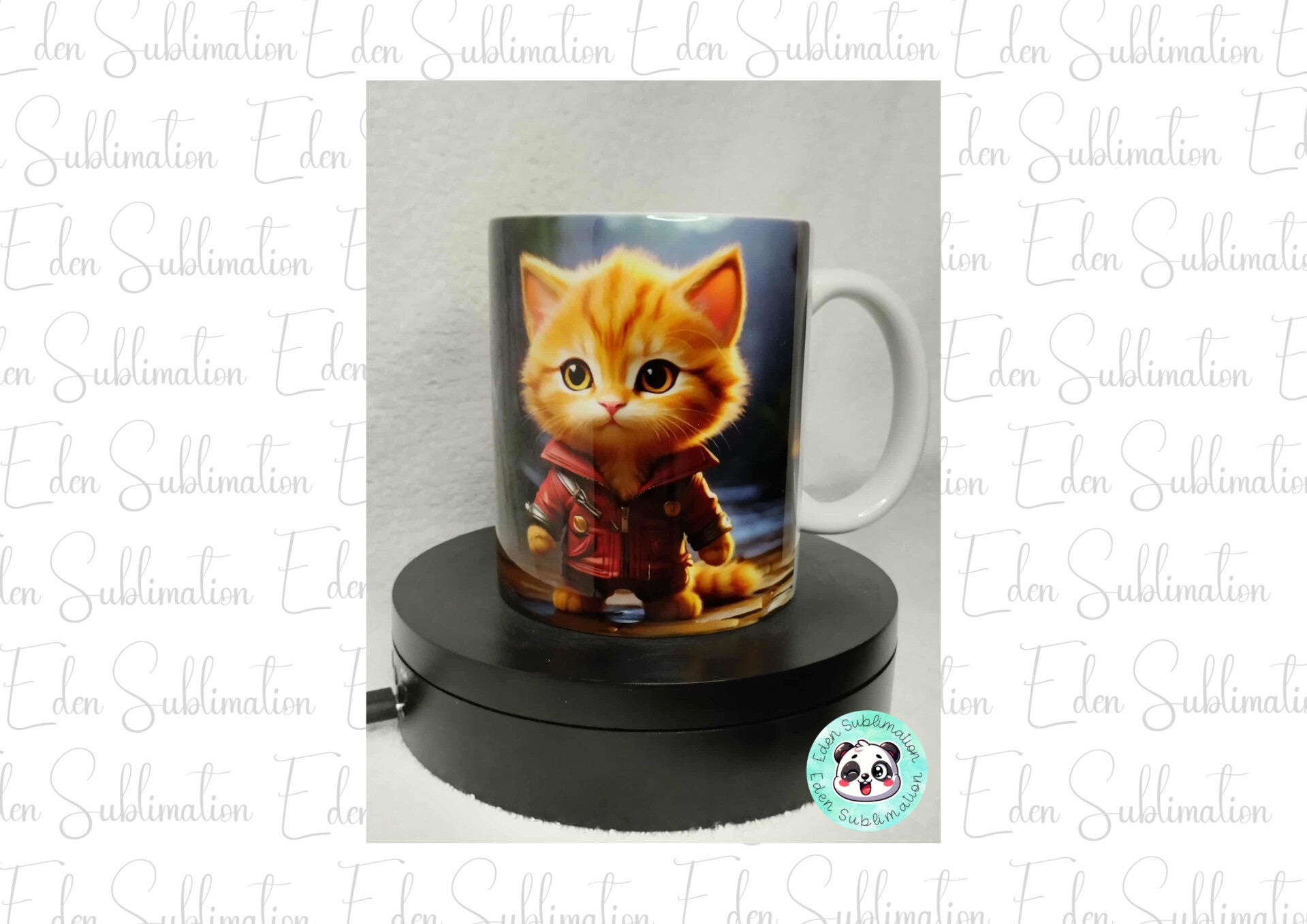 Mug en céramique illustré d’un chat kawaii mignon portant un blouson en cuir rouge, design tendre et réconfortant