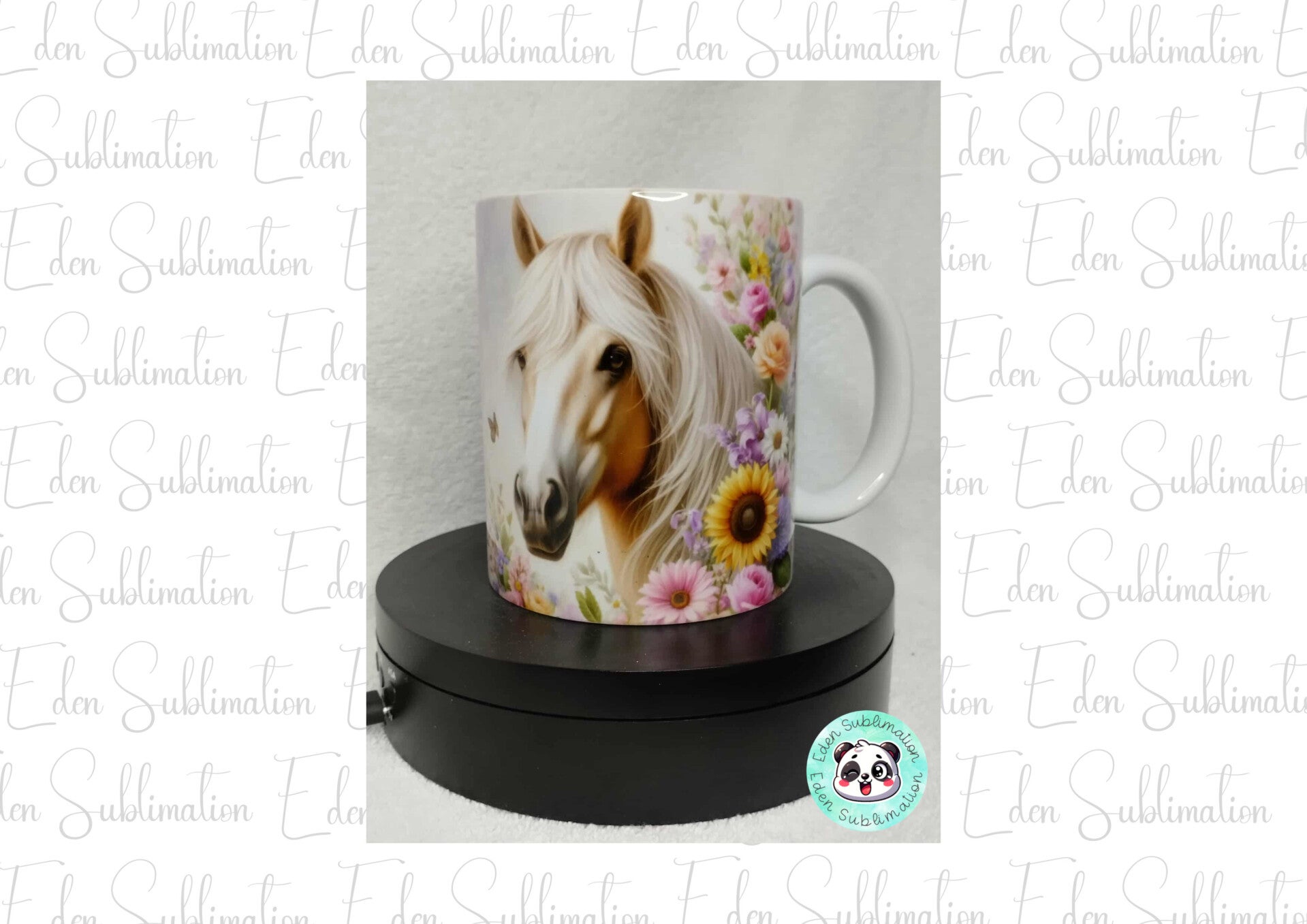Mug blanc en céramique représentant un cheval entouré de fleurs et de papillons dans une ambiance douce et poétique.