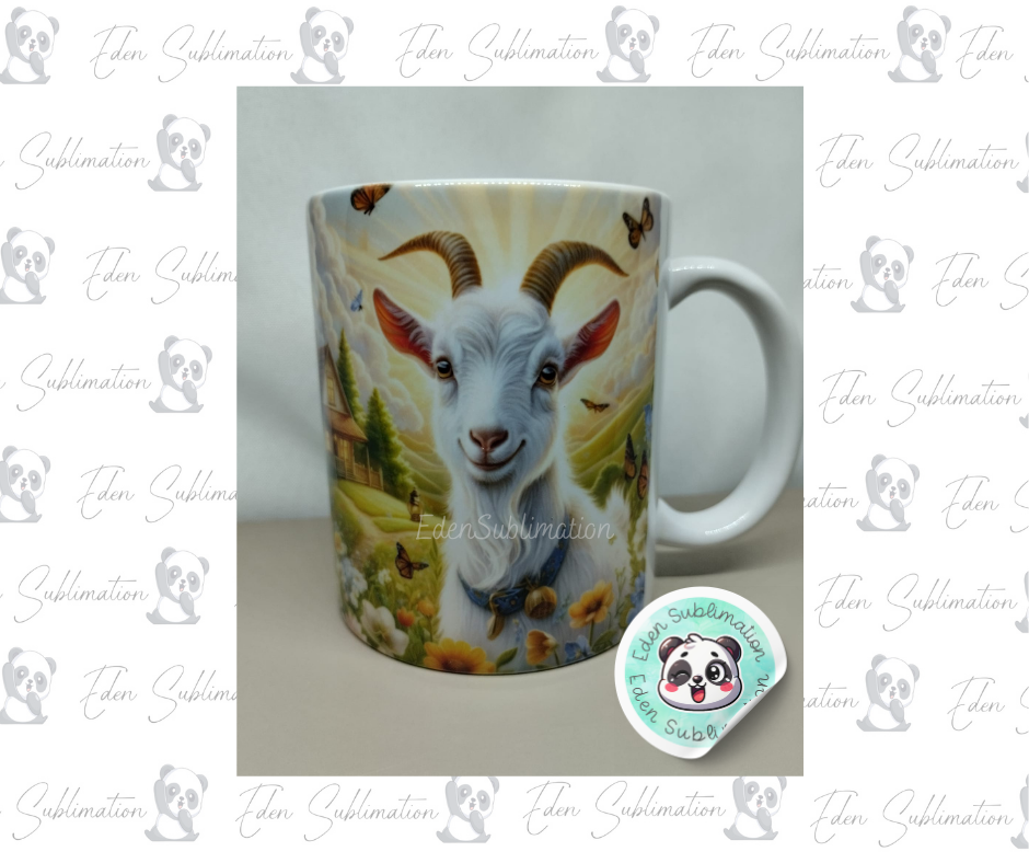 Mug chèvre poétique dans une prairie fleurie avec papillons, ambiance douce et champêtre