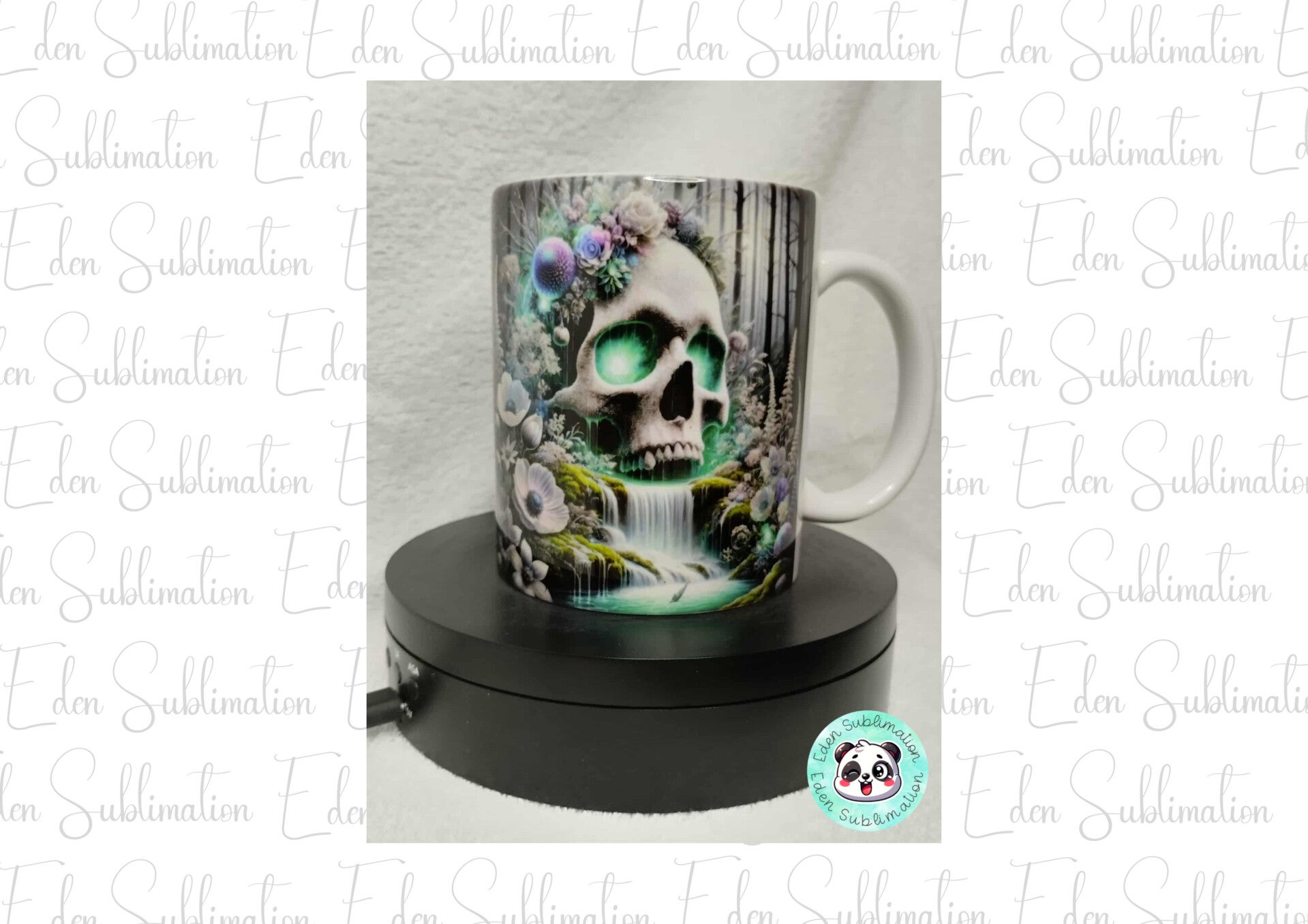 Mug tête de mort avec cascade mystique entourée de nature et de fleurs, création artistique Eden Sublimation
