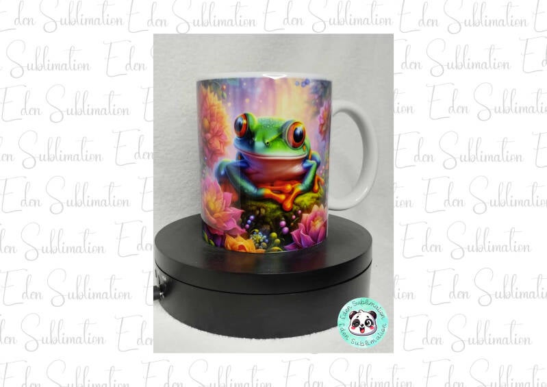 Mug grenouille fantastique colorée, entourée de fleurs lumineuses et végétation féerique, création Eden Sublimation Vosges