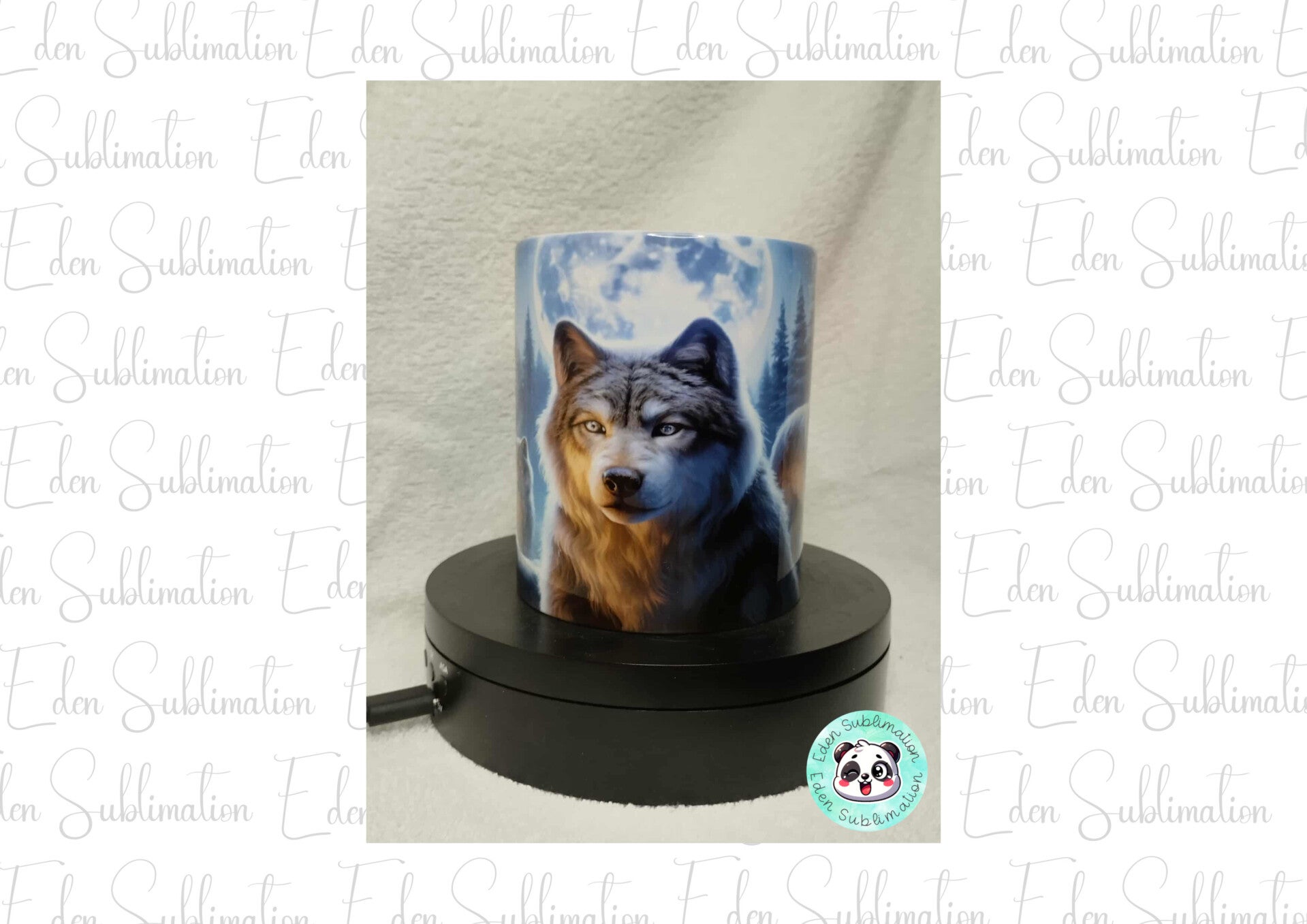 Mug représentant des loups au clair de lune dans une forêt nocturne aux tons bleus