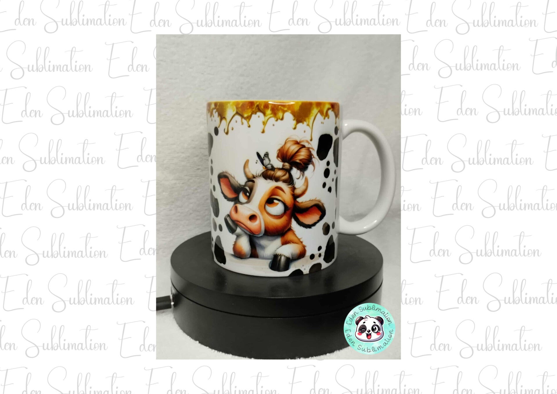 Mug en céramique avec illustration kawaii d’une petite vache pensive et effet peinture dorée