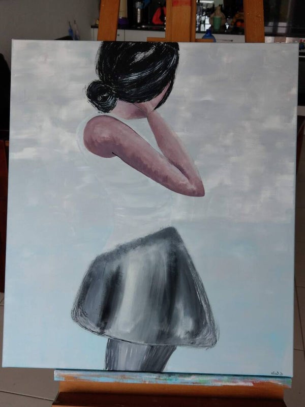 "Frau in grauem Shirt"