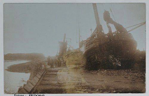 Houten tjalk op de wal geraakt door storm 1911