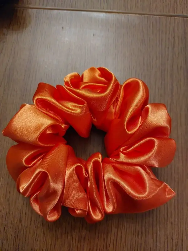 Oranje satijnen scrunchie XXL