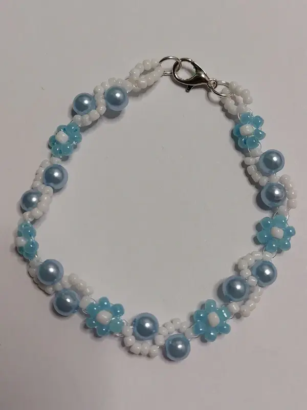 Bloemenarmband wit/lichtblauw 20