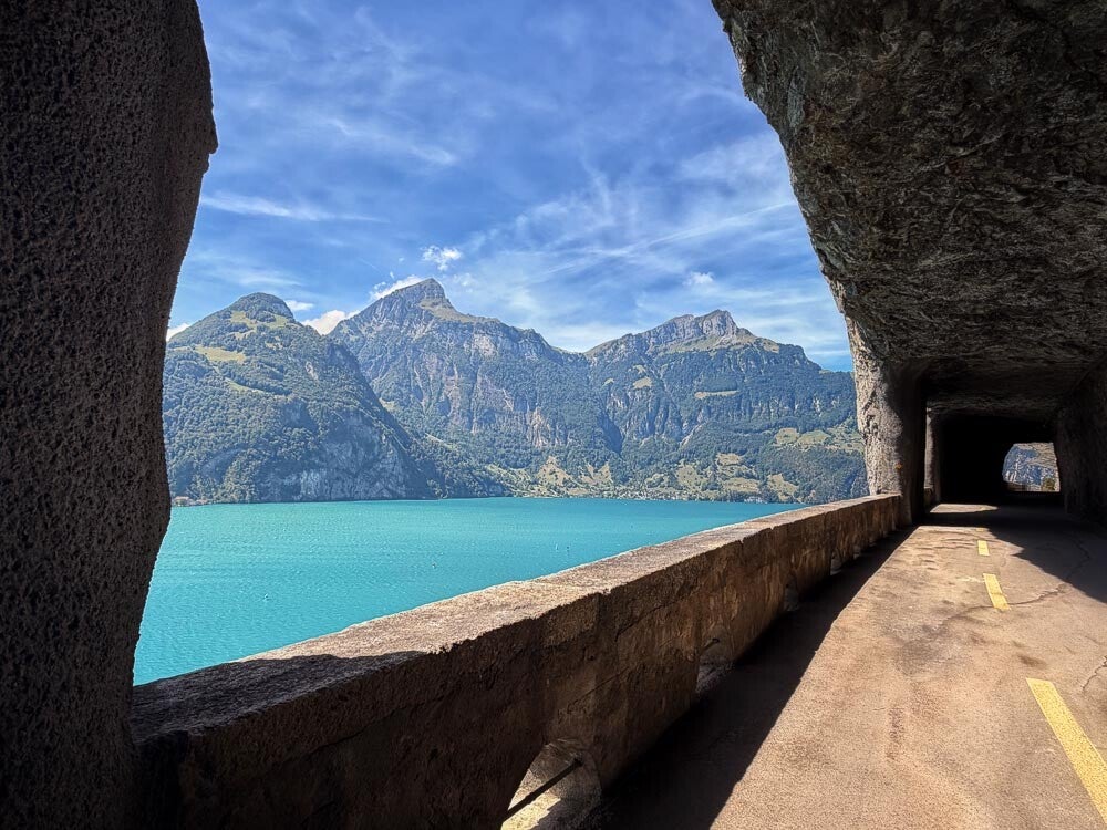 Blick vom Weg am See auf die Berge