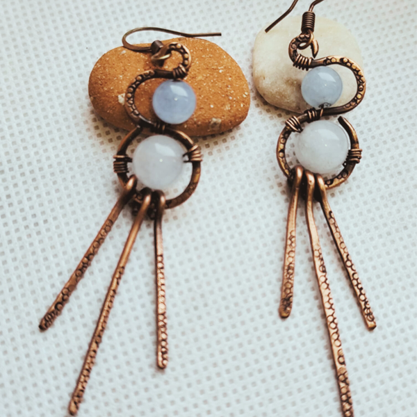 Gehämmerte Ohrringe aus Kupfer und Aquamarin Stein, Designer Ohrringe, Geschenk für sie, handgemacht, Valentinstag Geschenk