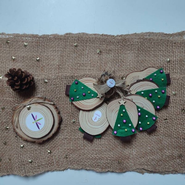 Sapins rondins boules perlées jaune, argenté et violet