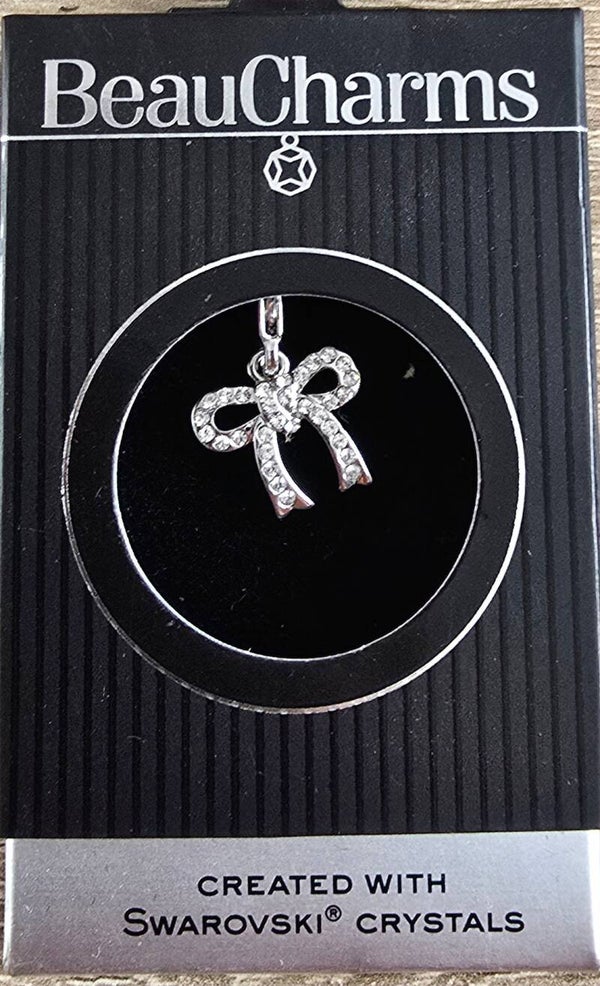 Bedel hanger in de vorm van een strik ingelegd met swarovski.