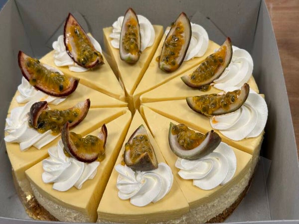 🤍✨ Witte chocolade cheesecake met passievruchtenbavarois – glutenvrij