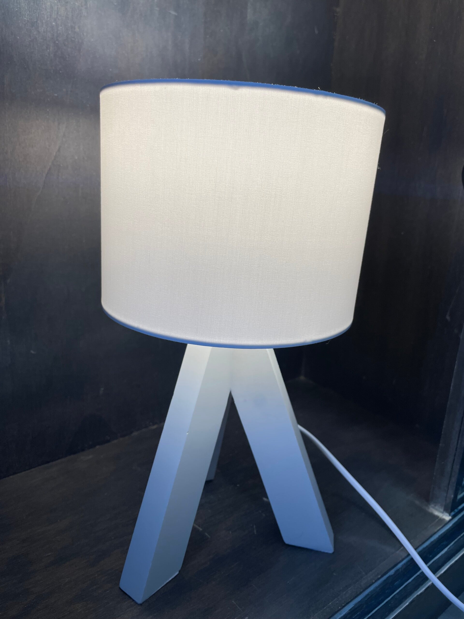 Moderne Lampe weiß mit Holzbeinen im Tripod Design