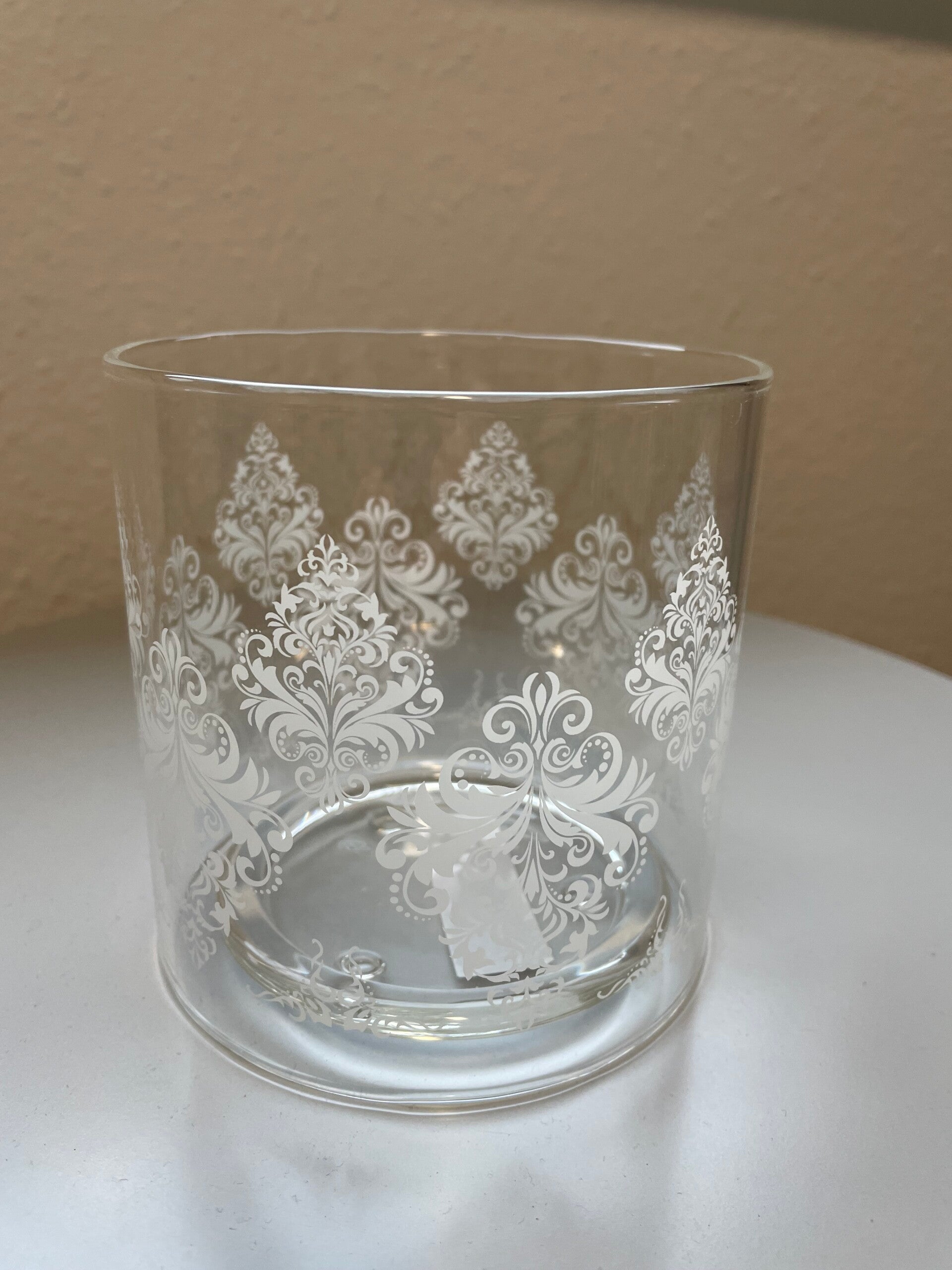 Glaswindlicht mit einem weißen Damastmuster.