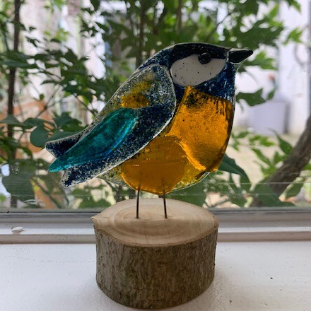 Koolmeesje van glas. Gemaakt met de techniek glasfusing  door Cathelijne Los.  