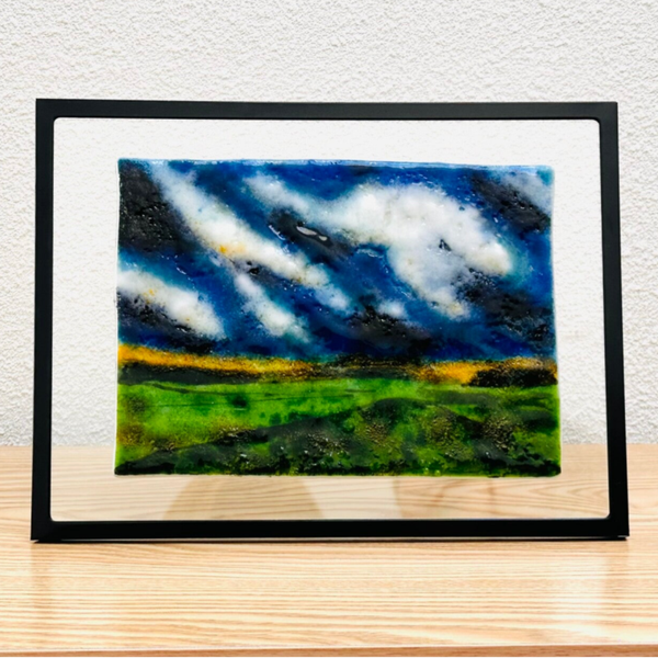 Woeste wolkenlucht boven weiland