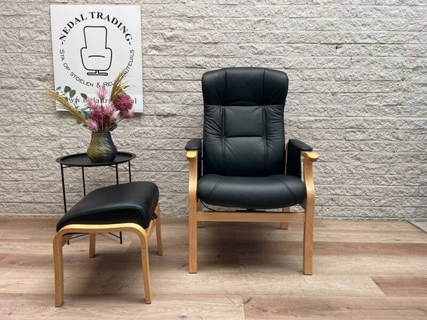 Zo goed als nieuwe, Deense Nordic Easy Lounge Chair / Relax Fauteuil met kruk in eikenhout en leer.